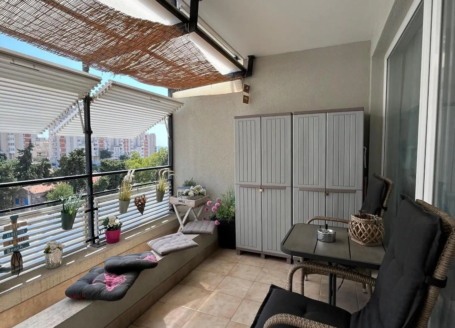 Top Apartment Sunny Day Split